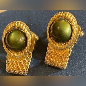 Elegant Gold and Green men’s cuff links, wrap-around mesh design. Very nice.